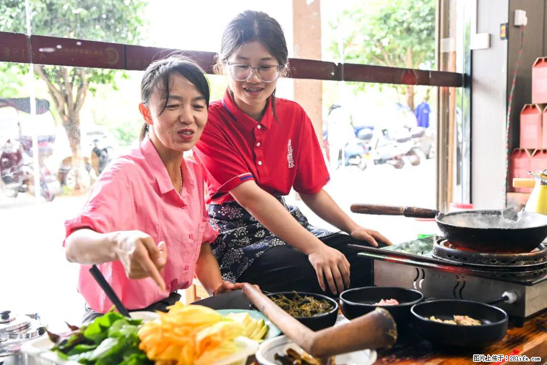 全网追的“扁担女孩”，找了一份暑假工，时薪12元 - 和田生活资讯 - 和田28生活网 ht.28life.com