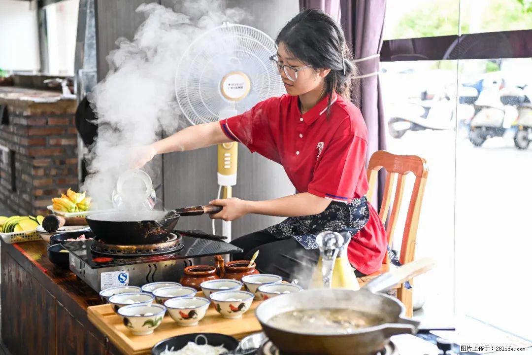 全网追的“扁担女孩”，找了一份暑假工，时薪12元 - 和田生活资讯 - 和田28生活网 ht.28life.com